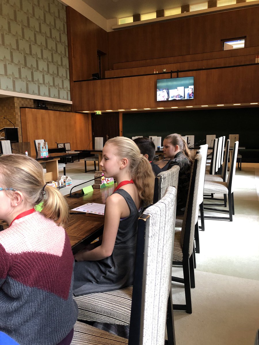 LeefbaarHsum's tweet photo. Nu: groep 7 van de Avonturijn is in het Raadhuis en doet het democratie spel olv Carolien van de griffie. Om 10.30 u worden vragen van de klas beantwoord door wethouder Jan Kastje (GL)en raadslid Mirjam Kooloos (LH) https://t.co/b7qvZFZH8E