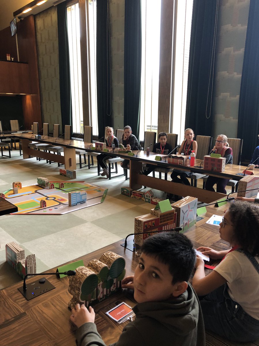 Nu: groep 7 van de Avonturijn is in het Raadhuis en doet het democratie spel olv Carolien van de griffie. Om 10.30 u worden vragen van de klas beantwoord door wethouder Jan Kastje (GL)en raadslid Mirjam Kooloos (LH)