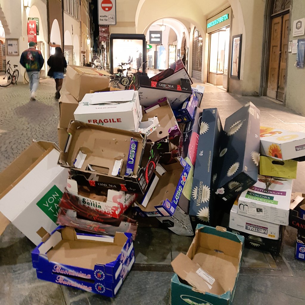 saryberry0's tweet photo. Scheint so, als ob heute Karton in Bozen abgeholt wird.
In Südtirol wird der Müll ähnlich wie in Deutschland getrennt: Altpapier, Karton Glas, Plastik, Restmüll und Biomüll 😉 #mülltrennung #südtirol #bozen #erlebees https://t.co/4nq6v2RORm