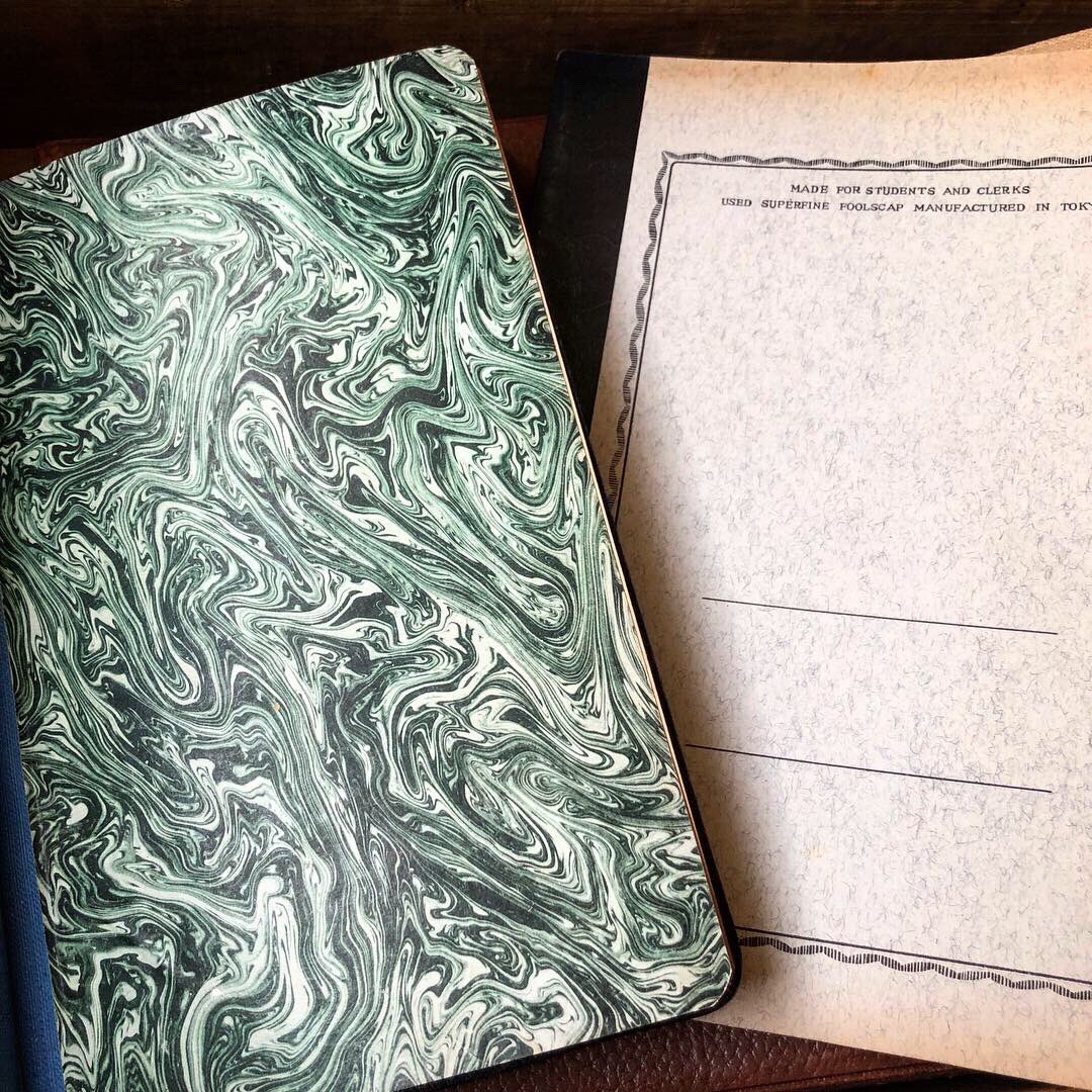 hachimakura's tweet image. 渋いノートいろいろ入荷しました。大正から昭和初期のなんと未使用です。今までこの状態でよく残ったと思うと使いにくいですが、机に置いてるだけでなんだか誇らしげになります。どれも凝った作りなのでぜひ手にとって見てほしいです。
#antique #oldnote #大正 #昭和