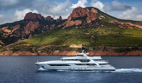 NauticaReport's tweet photo. @BagliettoY inaugura la stagione primaverile in #Florida con il suo ultimo 48 metri #MYSilverFox https://t.co/yWyRxNzozn https://t.co/vvyj99rDV5