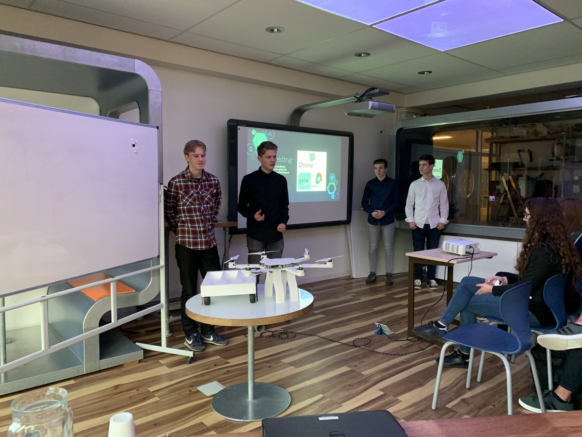 Gisteravond de eindpresentatie gehad op het <a href="/JeroenBoschColl/">Jeroen Bosch College</a> van de 3 in 1 drone.
Studenten van het technasium hebben in samenwerking met DronePoint een Drone gebouwd die kan vliegen, rijden en varen.
#inovatie #drone #inspectie