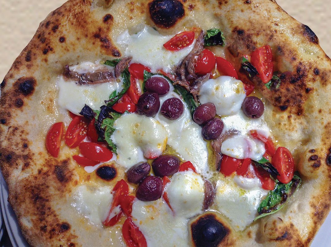 grassia_sergio's tweet photo. Anticipiamo la #primavera? con i pomodori del #Vesuvio, olive nere di #Gaeta, alici di #Menaica #PresidioSlowFood, mozzarella di  bufala e un filo olio exstravergine di oliva #BuonAppetito #slow #trendfood #ingredientiscelti
#SanGiuspeppeVesuviano #Napoli #naples #love #impasto https://t.co/mDv2tCCkFE