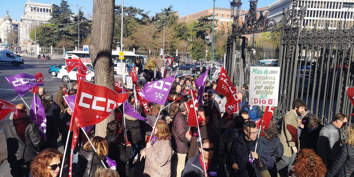 CCOOServMad's tweet photo. En la concentración donde se reúne la Junta de Accionistas de @DIA_Group 

📢 @CcooDia ¡Queremos soluciones! #StopEreDIA #EnDiaNoSobraNadie https://t.co/uWfGaqsuxW