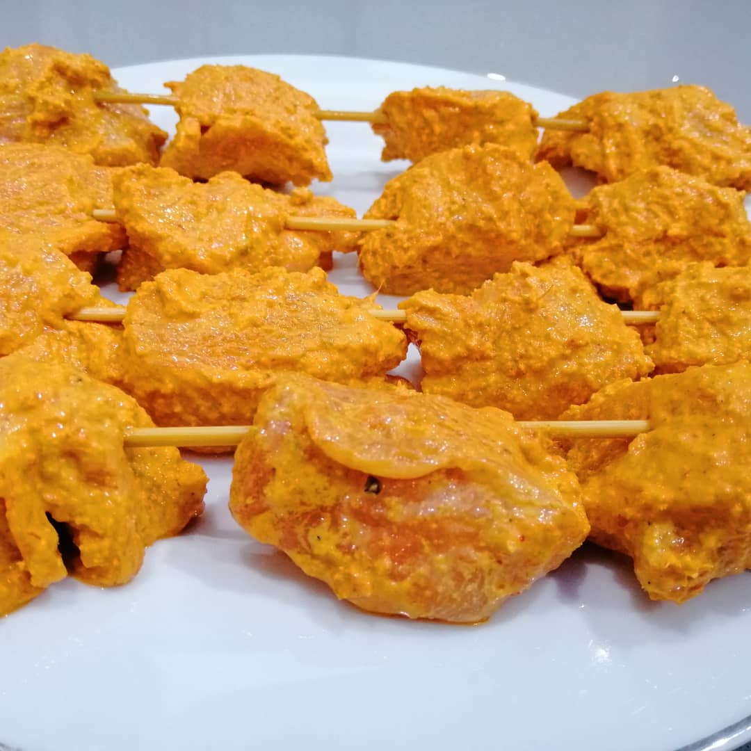 LandisKitchen's tweet photo. These wonderfully marinated chunks of chicken are skewered and prepped to cook tonight! - the life of a working mum, do it in stages - do it deliciously!
#indianspices #indiancookery #indiancuisine #indiancooking #chickentikka #midweekmeals #HumpDayHappiness #grill #workingmum https://t.co/Pvf135biKL