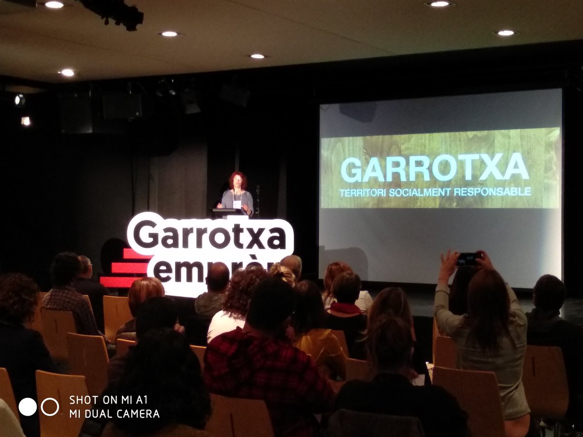 montsevolcanica's tweet photo. A la jornada #GarrotxaTSR , fem relaxació amb el taller de respiració conscient que ens ofereix la Natàlia de #RISUM https://t.co/JLmTJIL8zH