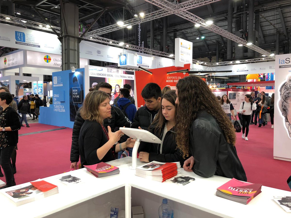 BlanquernaFPCEE's tweet image. Ja ha començat el @saloensenyament 2019! El nostre fantàstic equip, format per professors i alumnes, us espera al #pavelló1 del Recinte Montjuïc de la @Fira_Barcelona. Volem que formis part de l&apos;#OrgullBlanquerna! 😄