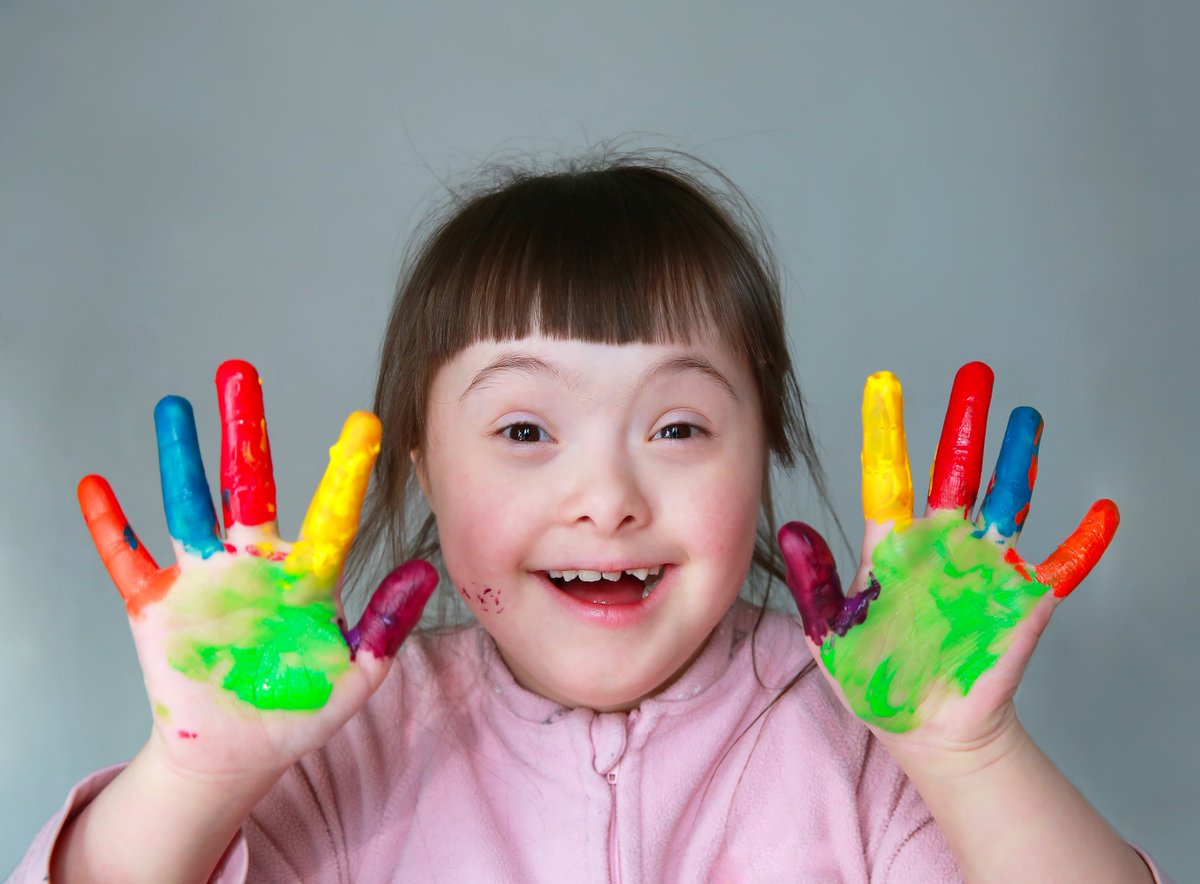 Today is #WorldDownSyndromeDay.  Show your support by wearing your brightest mismatched #LotsofSocks Share your pics at #WDSD19 for more info visit ht.ly/Mhac30o5EnI  For support in #Herts visit hertfordshire.gov.uk/Handnews