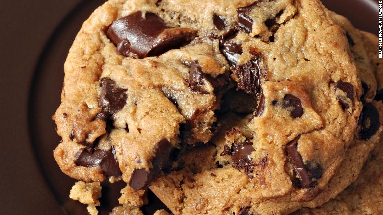 CNN's tweet photo. There's a scientific reason you can't eat just one cookie or chip https://t.co/pu73rcdi0z https://t.co/0h6YaJnhOm