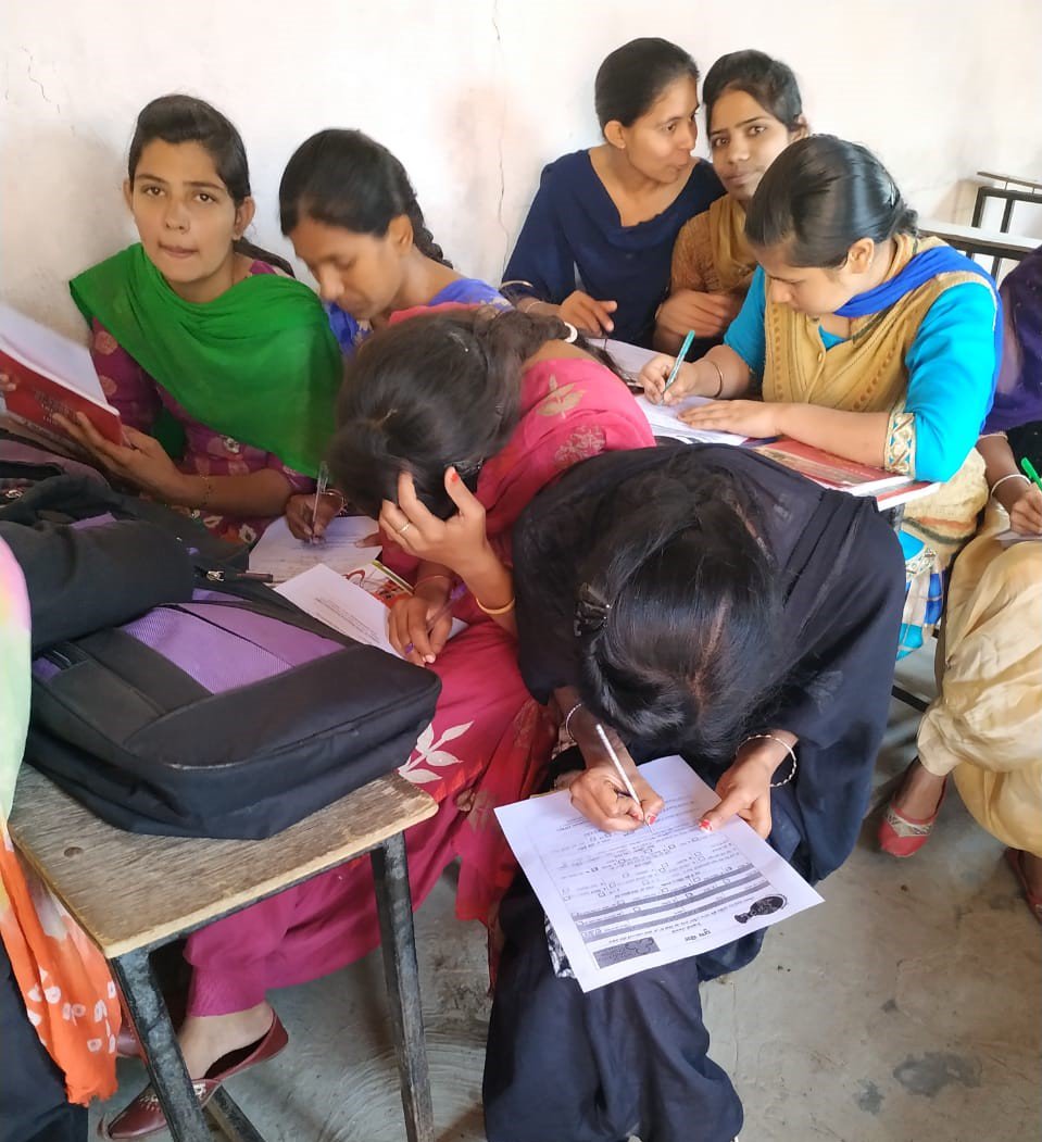 Youthbolpoll's tweet photo. Just the kind of mid-week motivation we need - Young women in #Punjab took time out to take the #YouthBol poll to raise their concerns and demands for their health. https://t.co/n5Eh4oblmV
On-ground partner - #ISRD
#YouthRights #HealthForAll
#WednesdayWisdom
#YouthVoicesCount https://t.co/JI80aOPKz9
