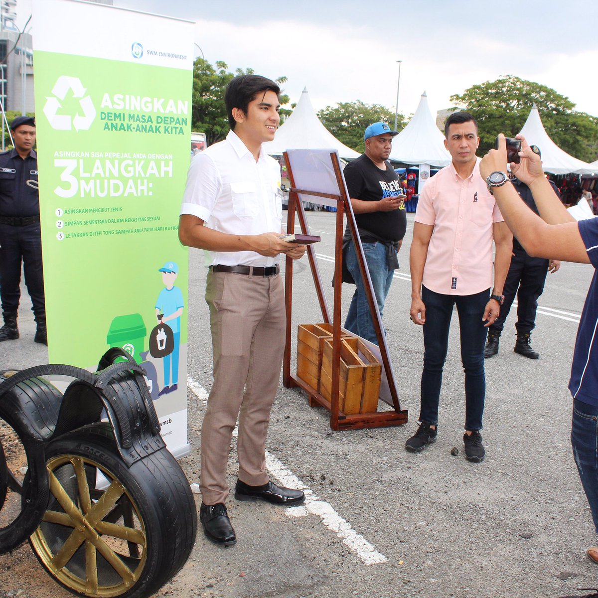swmenvironment's tweet photo. : Nantikan episode khas SWM TV oleh tetamu istimewa kami - YB @SyedSaddiq , Menteri Belia dan Sukan.
Stay tuned!!!
#swmsb #swmenvironment #swmtv #syedsaddiq #malaysia #recycle #teaser https://t.co/t2pPR9ovCZ