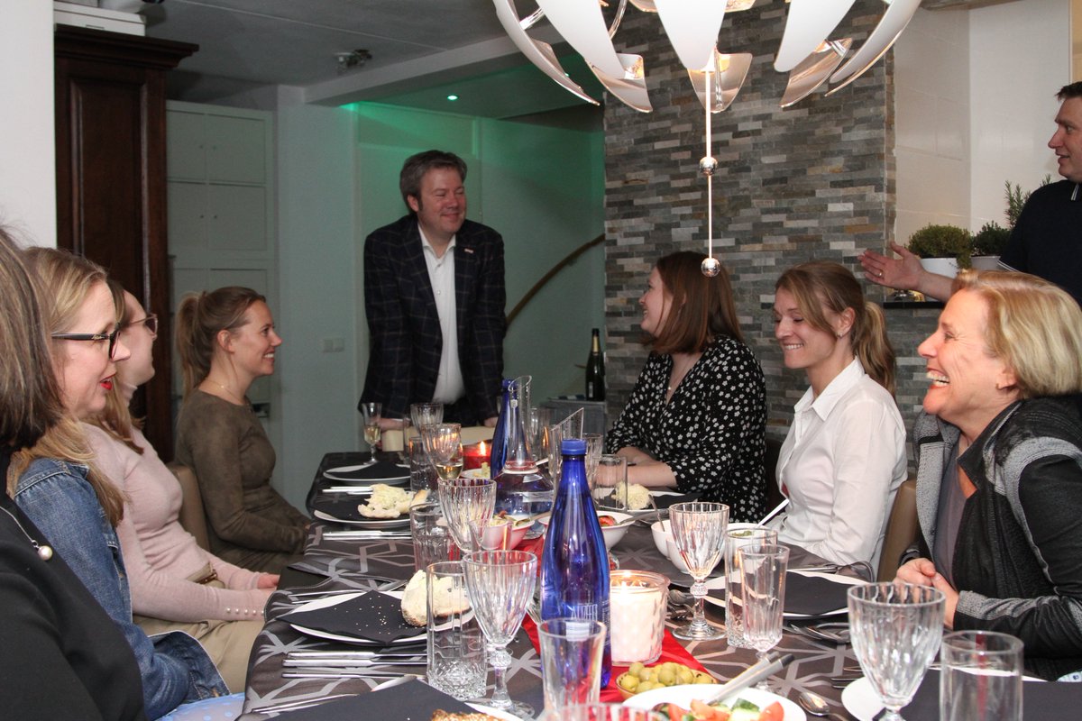 drsDannydeVries's tweet photo. Nagenieten van ons CDA topvrouwen-diner. Samen met @MinBijleveld een aantal vrouwen uit de regio #Rotterdam in het zonnetje gezet en met @RutgerPloum het eten en drinken daarbij geserveerd. :-) CDA is brede volkspartij, waarbij #diversiteit belangrijk is. #ps19 @cdavandaag @CDAZH https://t.co/ZhmE3p6HjK