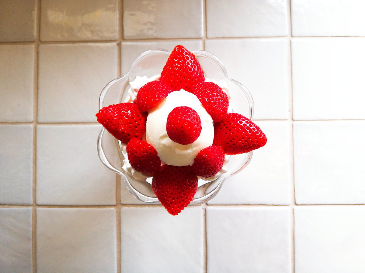 JapanWelcome's tweet photo. Thought this is Ninja's weapon  "syuri-ken"😏?

No, it's strawberry parfait, Kuroichigo cafe, specialized fresh strawberry�� https://t.co/XtA0NVHEig