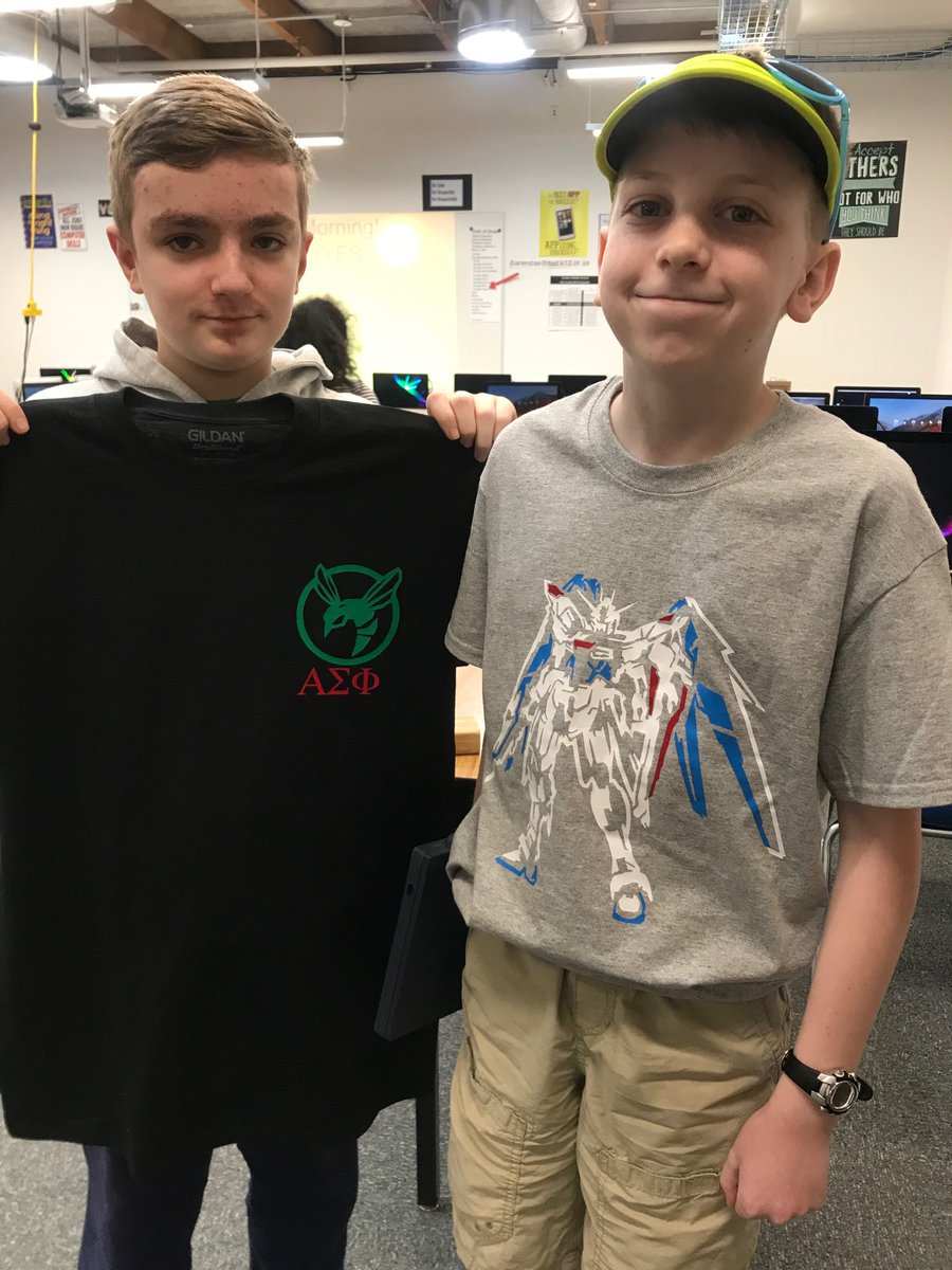 jbarendse's tweet photo. Torian’sfirst shirt press supported by classmate Max. Awesome!! #FowlerFabLab #Fowler_Middle_School https://t.co/6ivpaxQF3d