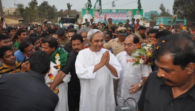 knews_odisha's tweet photo. ହିଞ୍ଜିଳି ବିଧାନସଭା ଆସନ ପାଇଁ ପ୍ରାର୍ଥିପତ୍ର ଦାଖଲ କଲେ ନବୀନ ପଟ୍ଟନାୟକ @CMO_Odisha @Naveen_Odisha #GenaralElection #Election2019 https://t.co/PH70plK8NI