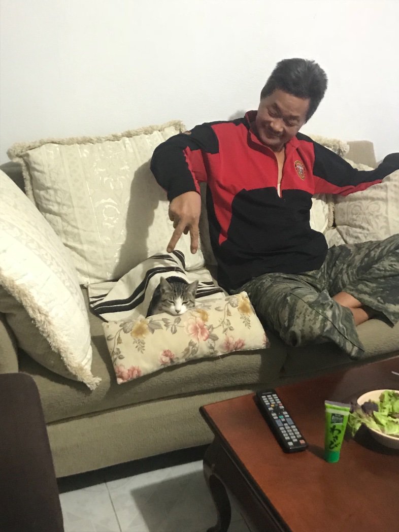 IReadBooks19's tweet photo. @jaz_riquelme1 Mi papá: no quiero otro animal en la casa, desháganse de él 
Also él... https://t.co/vEoB0LmYFM