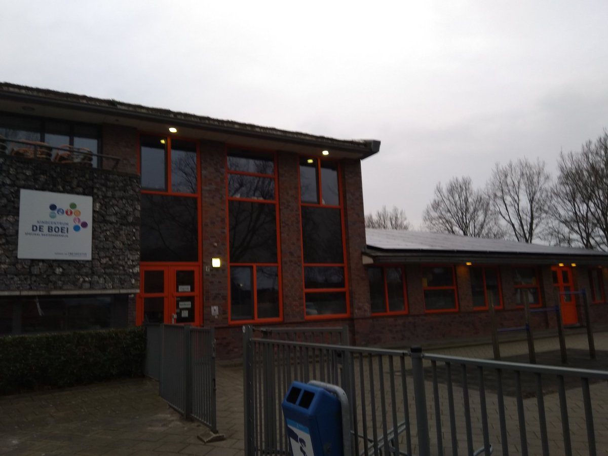 DeBoeiAssen's tweet photo. (bijna) Welkom op De Boei, met uw stempas(sen) en legitimatie. Nog even de allerlaatste voorbereidingen voor het stembureau... https://t.co/uW7BCLm3N9