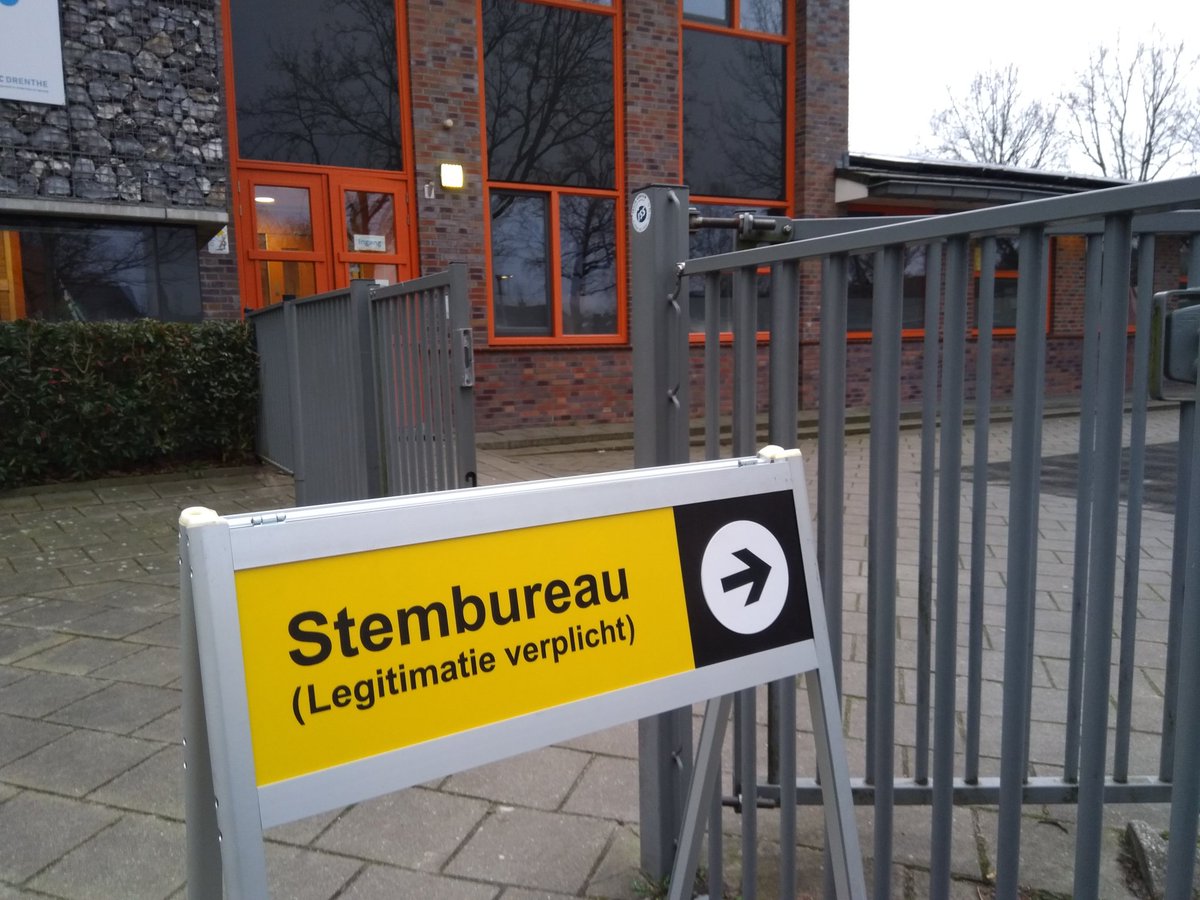 DeBoeiAssen's tweet photo. (bijna) Welkom op De Boei, met uw stempas(sen) en legitimatie. Nog even de allerlaatste voorbereidingen voor het stembureau... https://t.co/uW7BCLm3N9