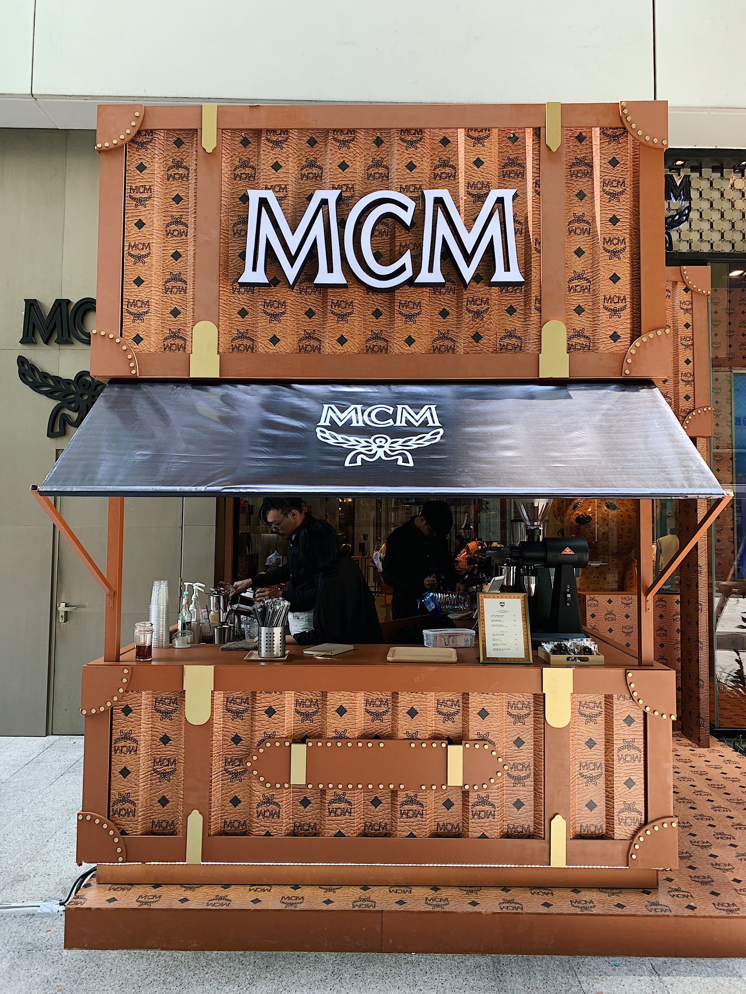 Places two Go on X MCM Cafe pop up cafe MCM classic visetos Coffeelism Stand exclusive drinks Period 2 . 62 Opening hours Location MCM