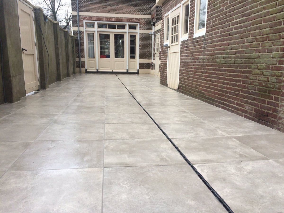hiemstrabestrat's tweet photo. We hebben weer een mooie klusgeklaar met #keramiek #tegels 60x60 en met een  lijngoot en met een zilvergrijze voeg  onderhoudt vrij geen #onkruid meer https://t.co/FXOvgCyrDq https://t.co/MPhj82sYng