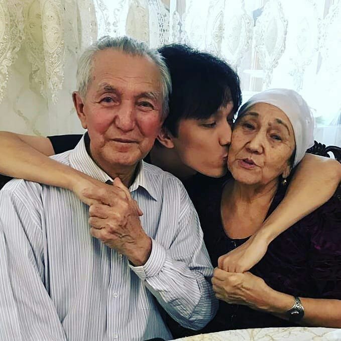 Dimash_Dostar's tweet photo. 🎉🎁Today is Miua apa’s (Dimash’s grandmother) birthday! Dear Miua apa, you are the soul of the family, the keeper of its traditions. We sincerely wish you a good health. You have raised decent children, let your heart rejoice.
With love and respect, Dimash Dostar.💖
____ https://t.co/XxdqdmFHsI