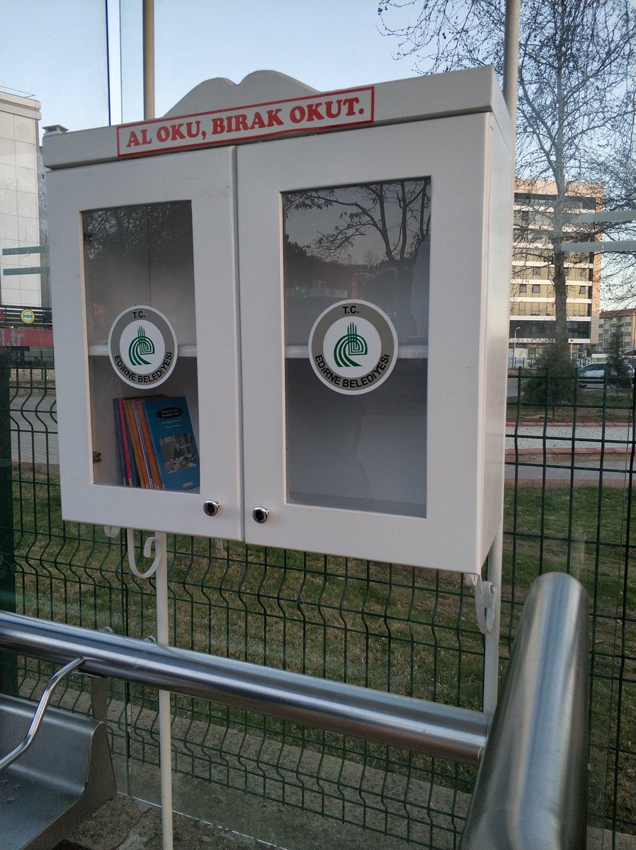 merimeliskim's tweet photo. Edirne'de al oku, bırak okut sloganıyla durak kütüphaneleri kurulmuş 😎👏 https://t.co/WggQhCVr2b