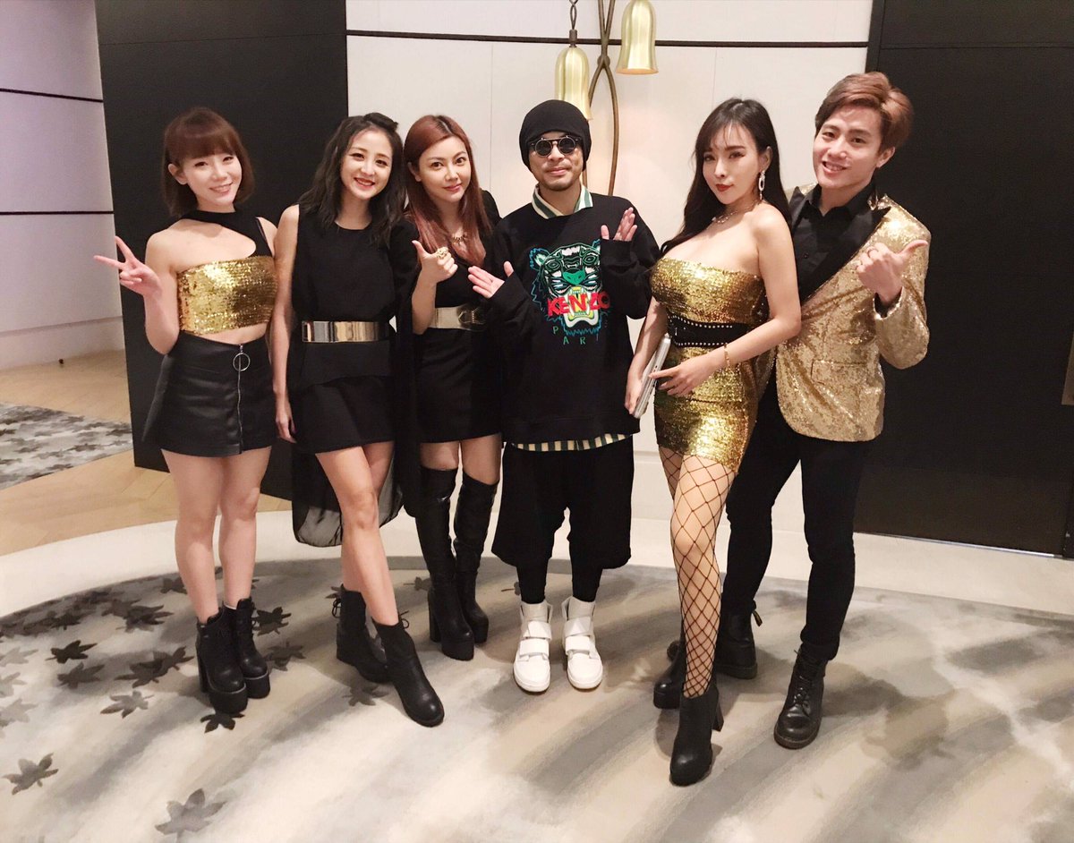 PNSun1's tweet photo. 現場版的《飆高音》真的聽了很過癮！⬆️
接春酒晚宴表演能遇到黃明志本人真的超開心！😍

-
#孫培恩 
#pnsun 
#浪liveid3210945 
#黃明志 
#飆高音 
-
➡️ 2019/3/18 遠見 AM Group(晚) https://t.co/mgzJQFCcjn