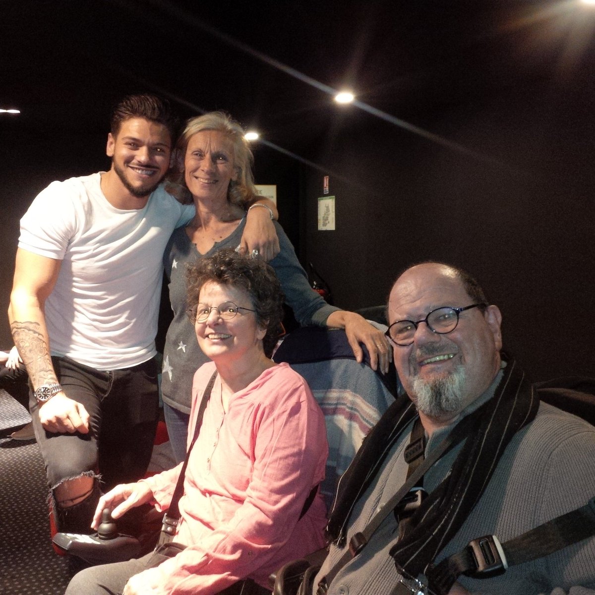 Bonjour <a href="/cavousf5/">C à vous</a> bisous tout particulier à <a href="/BensettiRayane/">Rayane Bensetti</a> ce soir que nous avons eu la chance de rencontrer à l'avant première de Let's Dance à <a href="/VilledeNice/">Ville de Nice</a> ! Nous préparons une chorégraphie en fauteuil roulant électrique Hip-hop Classique ! BRAVO à toute l'équipe @France5tv !