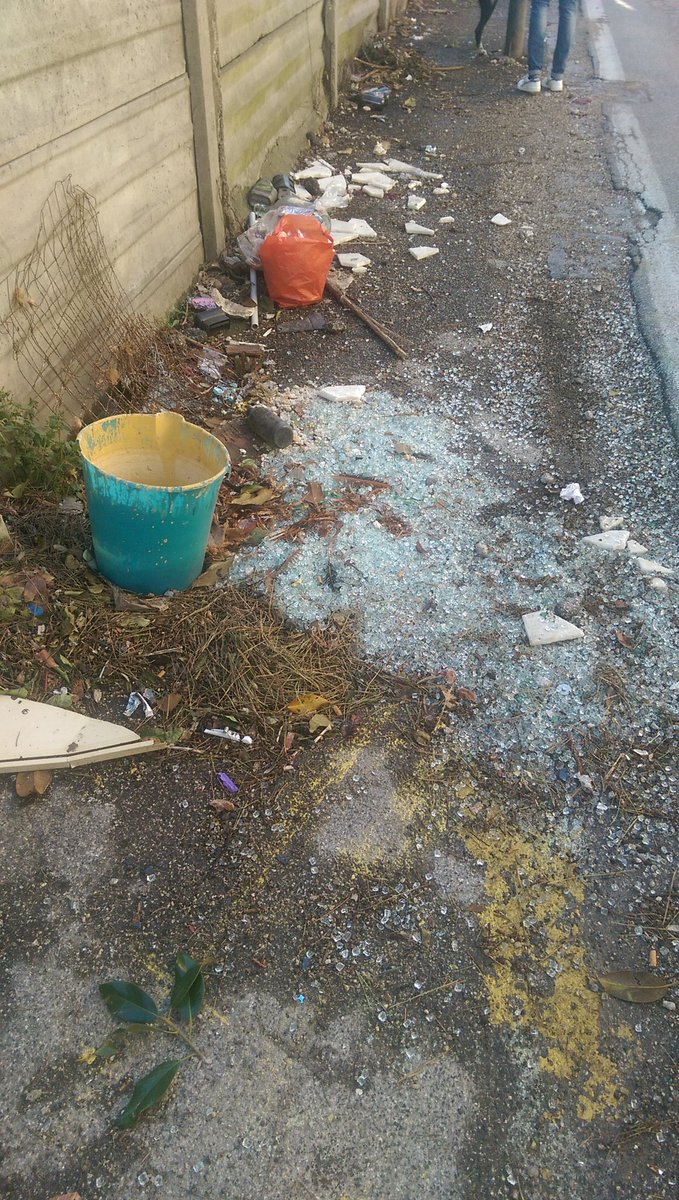4ndr34G's tweet photo. 20/03/2019, NULLA È CAMBIATO , via comunale santacroce ad orsolone (monaldi/policlinico nuovo) #Napoli #immondizia #degrado #spazzatura #vergogna @demagistris @ComuneNapoli @UninaIT @Striscia #striscialanotizia @redazioneiene #News @mattinodinapoli @Corriere #Meraviglie @RaiUno https://t.co/ucJoVhjBHY