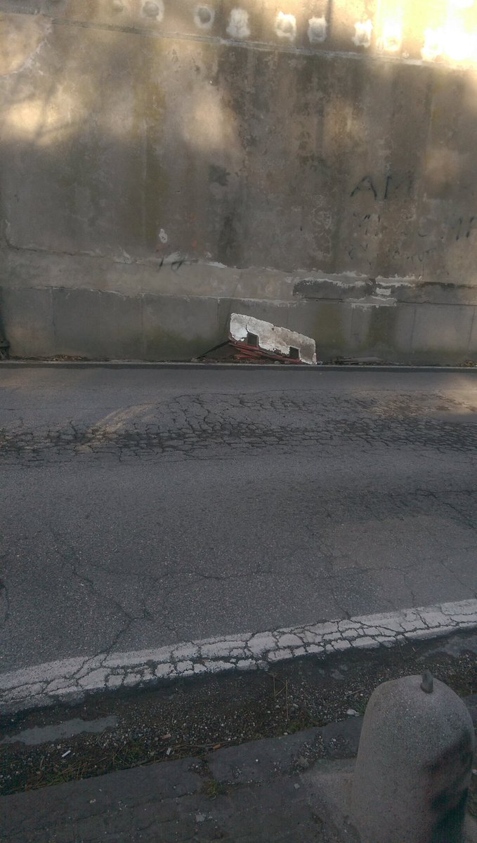 4ndr34G's tweet photo. 20/03/2019, NULLA È CAMBIATO , via comunale santacroce ad orsolone (monaldi/policlinico nuovo) #Napoli #immondizia #degrado #spazzatura #vergogna @demagistris @ComuneNapoli @UninaIT @Striscia #striscialanotizia @redazioneiene #News @mattinodinapoli @Corriere #Meraviglie @RaiUno https://t.co/ucJoVhjBHY