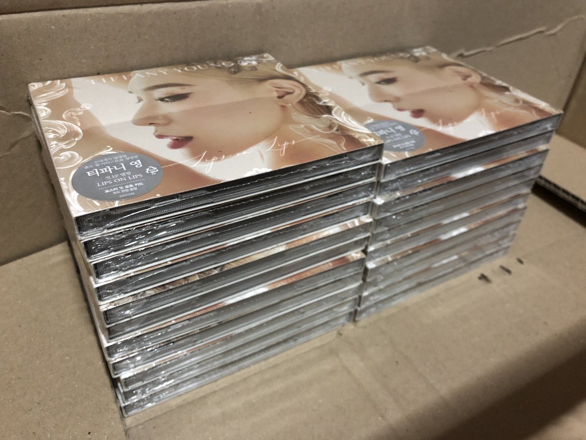 GGGoods's tweet image. Here comes the @tiffanyyoung's "Lips On Lips" physical albums!