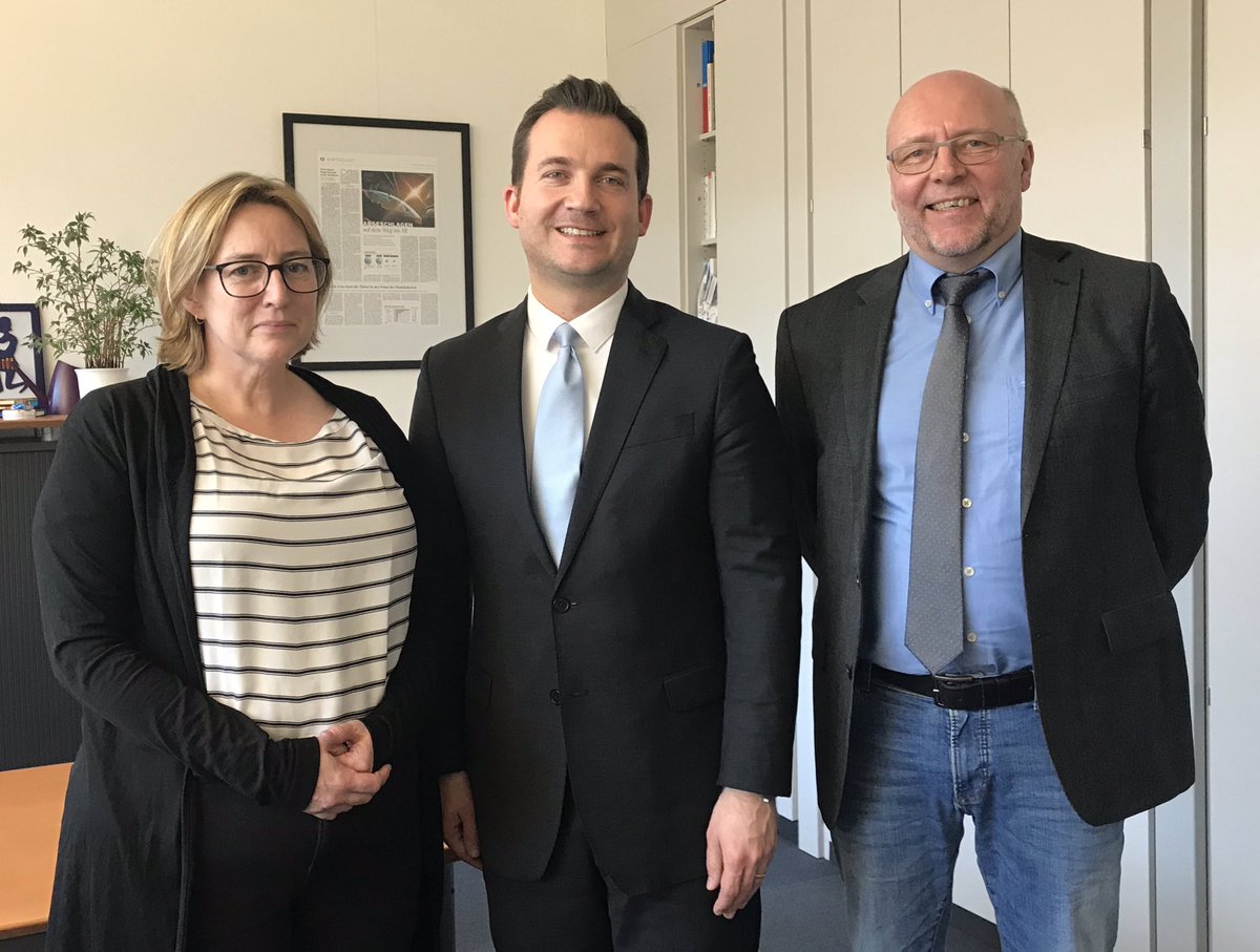 marywareham's tweet image. Federation of German Industries says “final decision on the use of a weapon against humans must not be left to a machine.” Its position paper calls on govt to ban fully autonomous weapons via a new treaty. Industry groups in other states should follow its lead. #killerrobotsGER