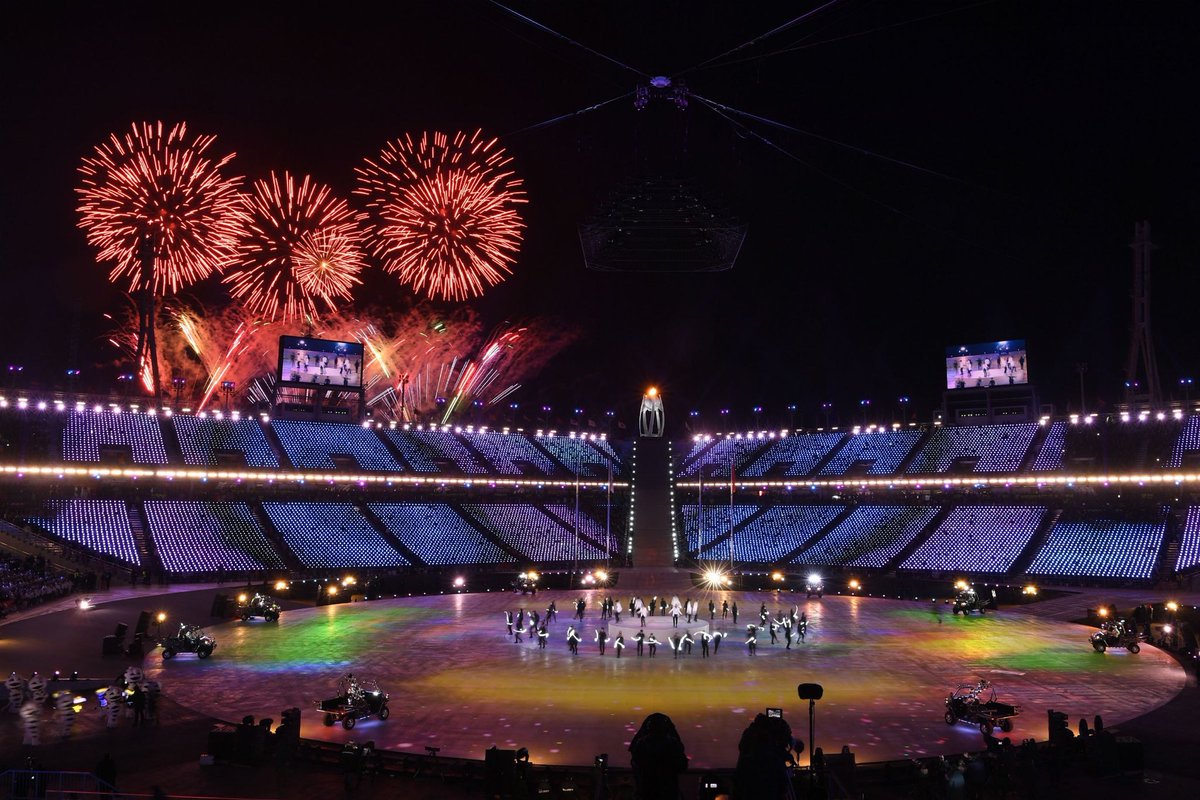 olympicmuseum's tweet photo. 23// ❄️Encapsulating the mood of the #WinterOlympics ❄️
#PyeongChang2018 (#SouthKorea🇰🇷): the official poster and a memorable picture of the amazing Closing Ceremony💥. 
·
#olympicmuseum  #OlympicLanguage #wintersport  #pyeongchangolympic #olympicceremony #olympicfire https://t.co/HTWk4l8irC