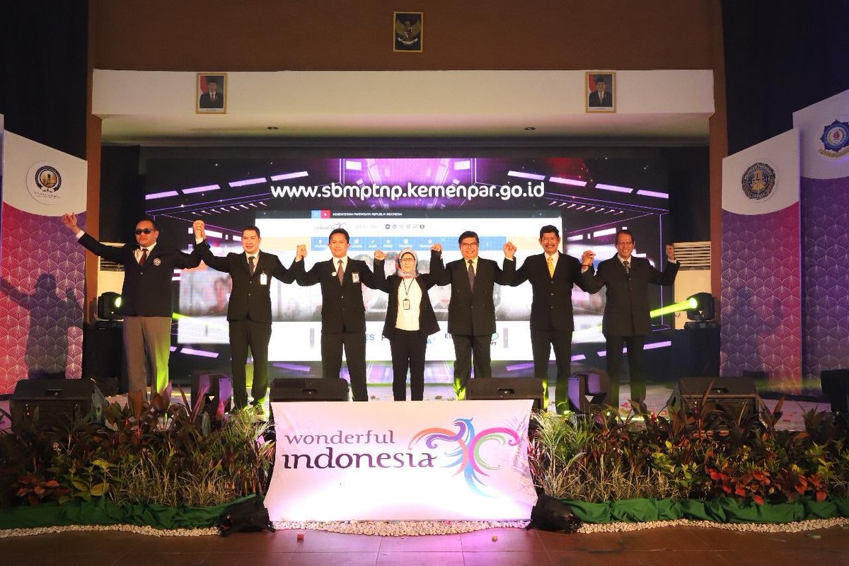 KemenPariwisata's tweet photo. Prosesi "Grand Launching" dilakukan oleh Sesdep Bid. Pengembangan Industri dan Kelembagaan Kemenpar. Dalam kegiatan tersebut turut dilakukan proses pengisian formulir pendaftaran online secara simbolis oleh dua orang siswa SMK.
#ptn #pensisbapoltekpar #sbmptn #smptn https://t.co/NfzvgWQobb