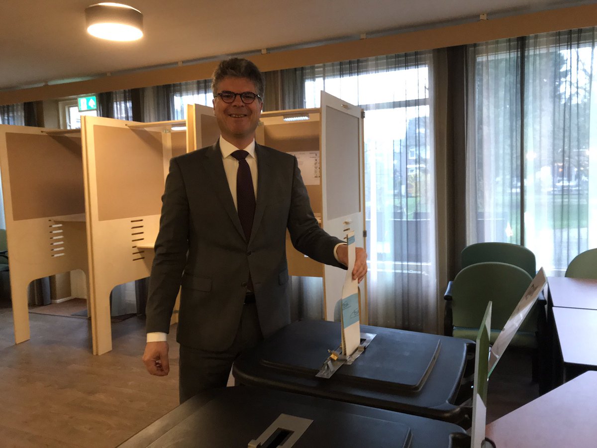 Gestemd voor de provinciale staten- en waterschapsverkiezingen #PS2029 #WS2019. Voor mij de laatste keer in <a href="/zuid_holland/">Provincie Zuid-Holland</a> Volgende keer @kiesjouwutrecht!
Overal in de provincie <a href="/ProvUtrecht/">Provincie Utrecht</a> kunt u tot 21:00 uur stemmen! #stemsamen. Kiesjouwutrecht.nl