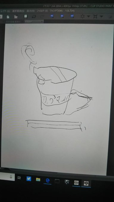 左手カップヌードル 