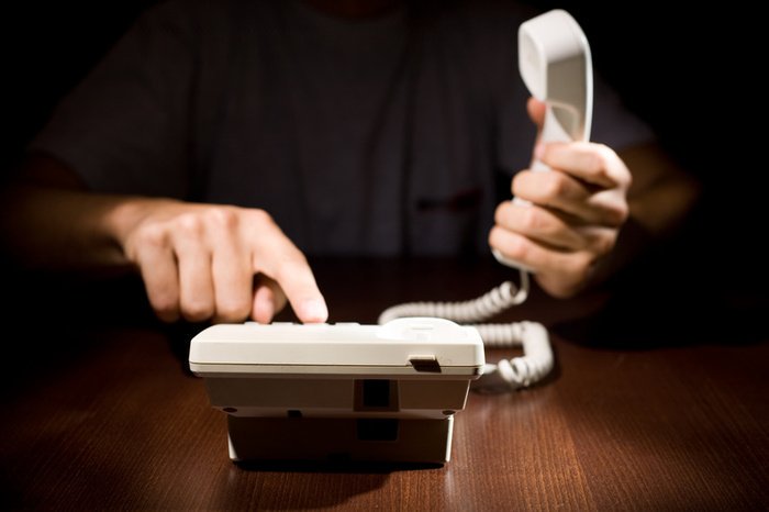 " من يحبك .. سيتفنن في اختلاق الأسباب فقط لسماع صوتك، أو رؤية عينيك .. كأن يتعمد نسيان أغراضه عندك، ليهاتفك ليلاً، ويراك غداً " (م) ..

#جماليات
#صباح_الاربعاء