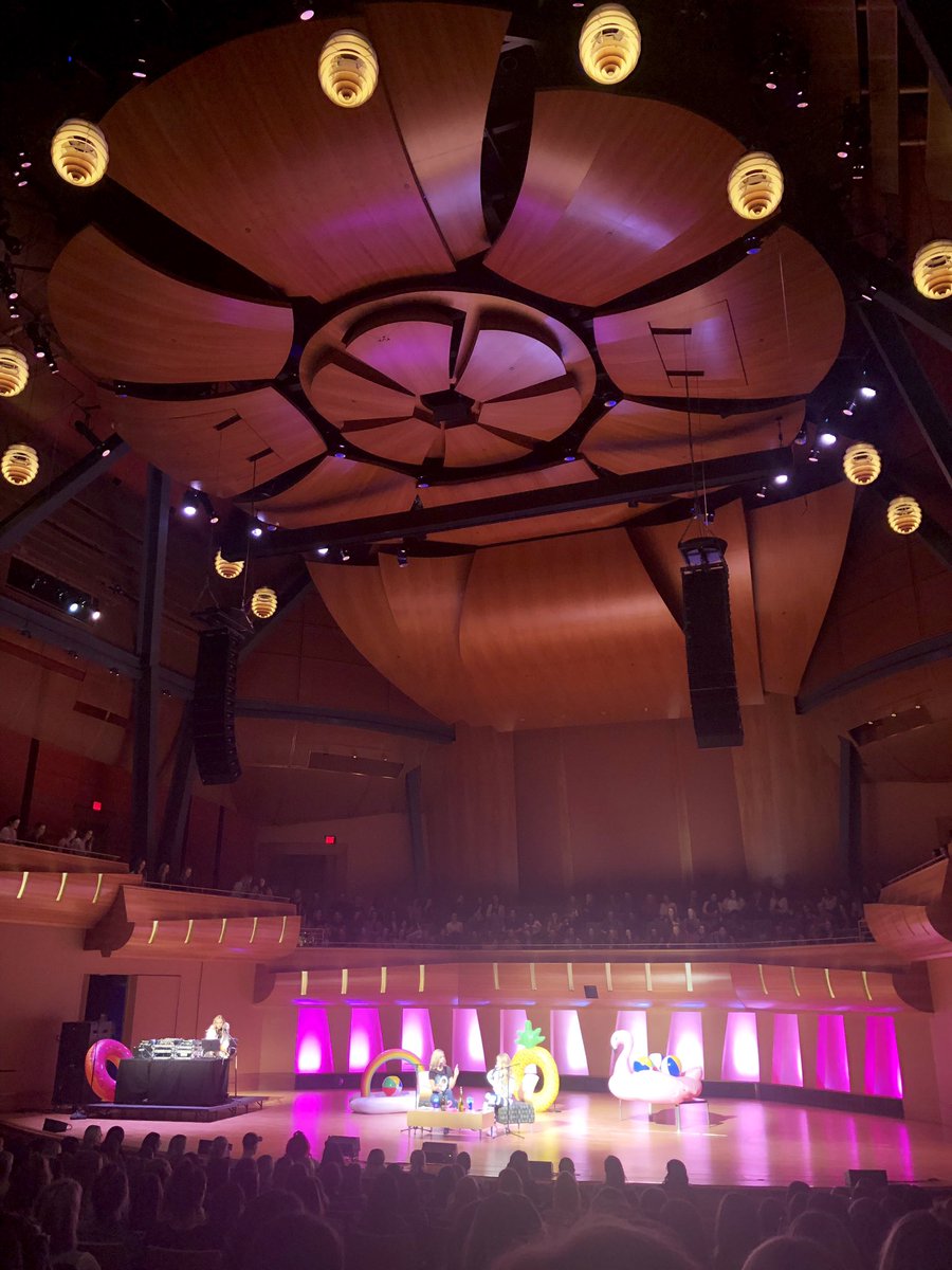 VickieLosey's tweet image. Had the best girls date with @misscdmiller at the @kaitlynbristowe spring break tour! Btw Kaitlyn, she was the one who started the lights with the cell phones! Such an amazing live podcast. Couldn’t stop smiling and laughing at everything! #springbreaktour #KB #pineapples