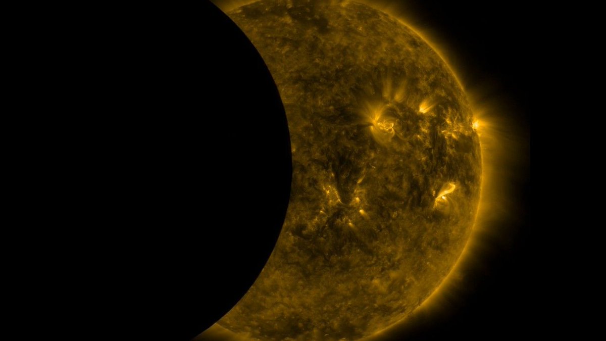 Обсерватория SDO засняла «обратное» затмение buff.ly/2Y8D30V #edboom #астрономия #обратноезатмение #SDO #Луна #Солнце #NASA