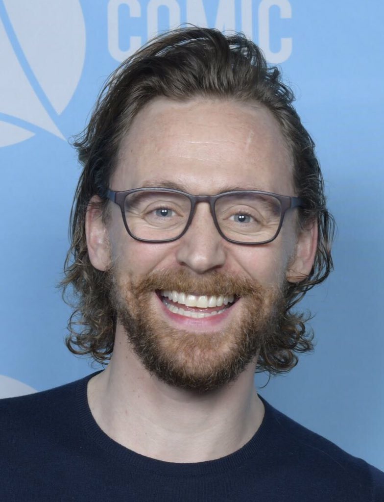 szegfu_'s tweet photo. Wanna get me weepy with this #HiddlesCons πβ€οΈ@HiddlestonSpam So many emotional memories at TokyoComicCon β€οΈSo much fluff ,hair ,beard ,sweet smile and everything π https://t.co/ZFvu2qm22Y