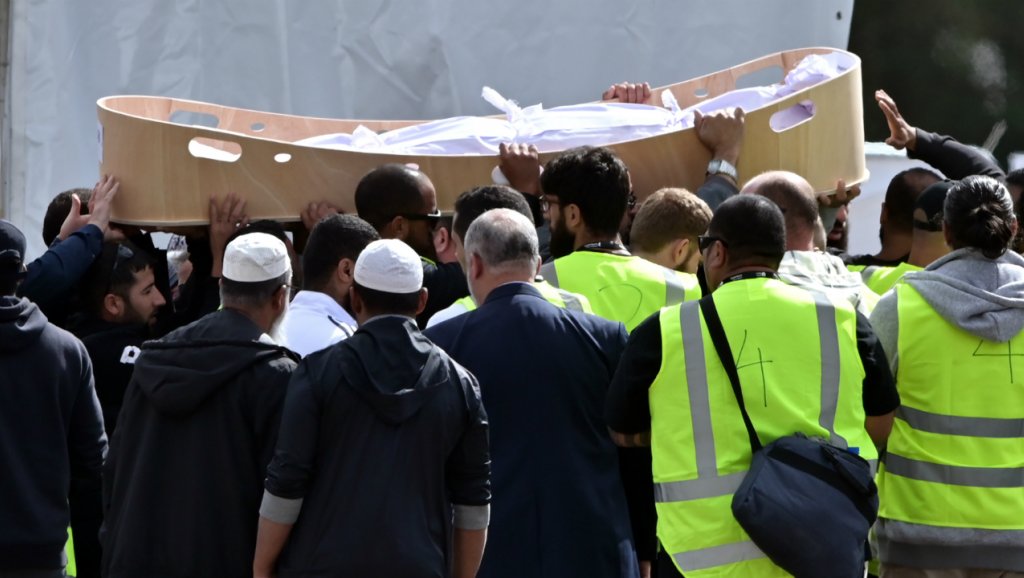 France24_fr's tweet photo. Funérailles des premières victimes cinq jours après l'attentat de Christchurch https://t.co/VqVVUaJb9h https://t.co/3izjA1a8JG