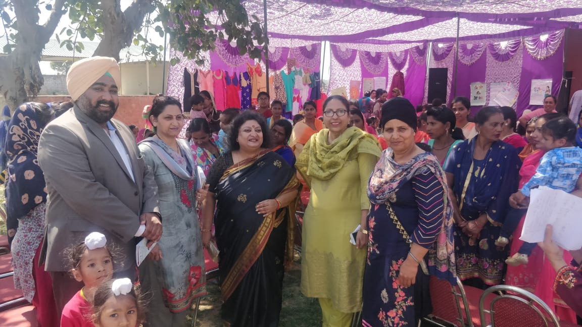 pbdsswcd's tweet photo. 19th March:Principal Secretary Smt. Raji P. Shrivastava visited the AWC in Village Sarsini of District S.A.S Nagar for celebrating #PoshanPakhwada with children,adolescent girls and women.Drawing &amp; recipe competition,health check-up &amp; healthy baby-show were organised.@MinistryWCD https://t.co/x4odT6xpH0