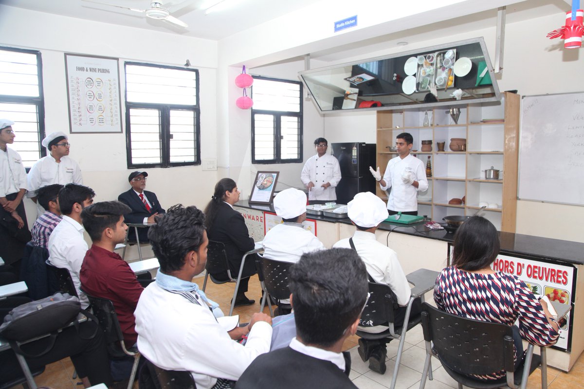 manav_rachna's tweet image. Students from the Department of #HotelManagement donned their ‘#ChefCaps’ to exhibit their culinary skills in ‘#CookingCompetition’ that was held on March 18, 2019.