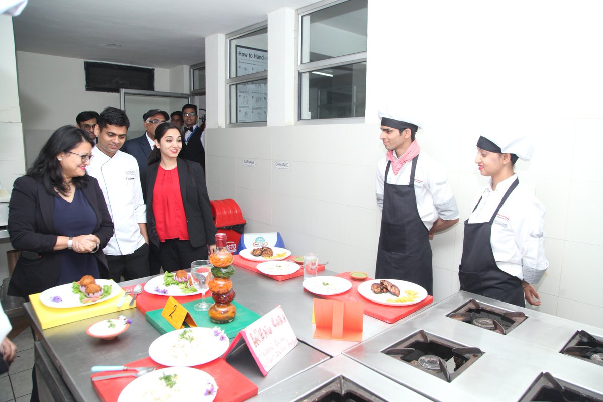 manav_rachna's tweet image. Students from the Department of #HotelManagement donned their ‘#ChefCaps’ to exhibit their culinary skills in ‘#CookingCompetition’ that was held on March 18, 2019.