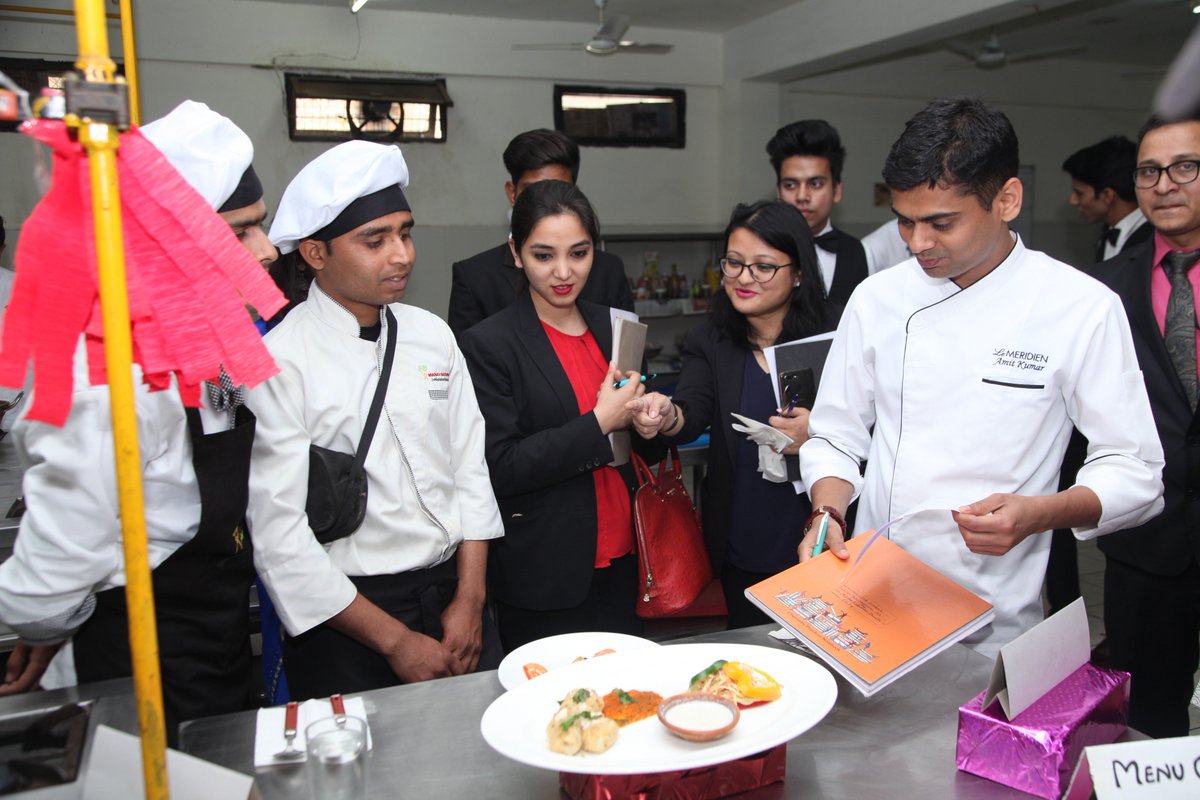 manav_rachna's tweet image. Students from the Department of #HotelManagement donned their ‘#ChefCaps’ to exhibit their culinary skills in ‘#CookingCompetition’ that was held on March 18, 2019.