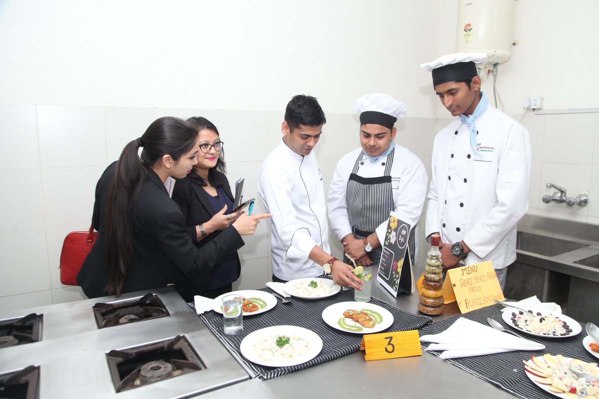 manav_rachna's tweet image. Students from the Department of #HotelManagement donned their ‘#ChefCaps’ to exhibit their culinary skills in ‘#CookingCompetition’ that was held on March 18, 2019.