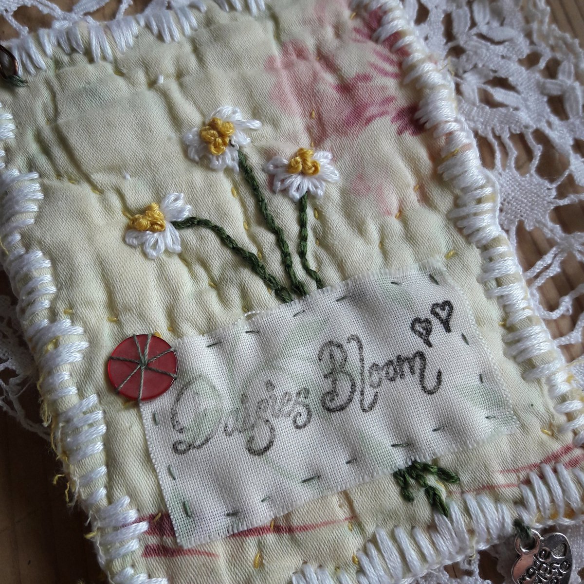 tillyrose10's tweet photo. Sneeky peak of my TWO new inspirational bundles on my @hochanda_tv shows tomorrow ...tune in at 10am & 2pm to hear the story behind my little antique cloth snippets...
#tillyrosevintage #stitchedmemories #searchpress #hochanda https://t.co/HrnzJD5IrH