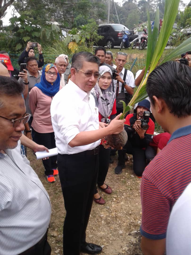 LKIMNS's tweet photo. Gerak Kerja Tanam Kelapa Rendah Kg. Siliau, Seremban N. Sembilan oleh Menteri Pertanian dan Industri Asas Tani YB. Dato' Hj. Salahuddin bin Ayub. Turut hadir bersama TP LKIMNS, Ketua Unit Komunikasi Korporat dan Pro LKIMNS.
#moa 
#lkim
#lkimns
#revolusionerindustriperikanan https://t.co/vVjqYnYTfi