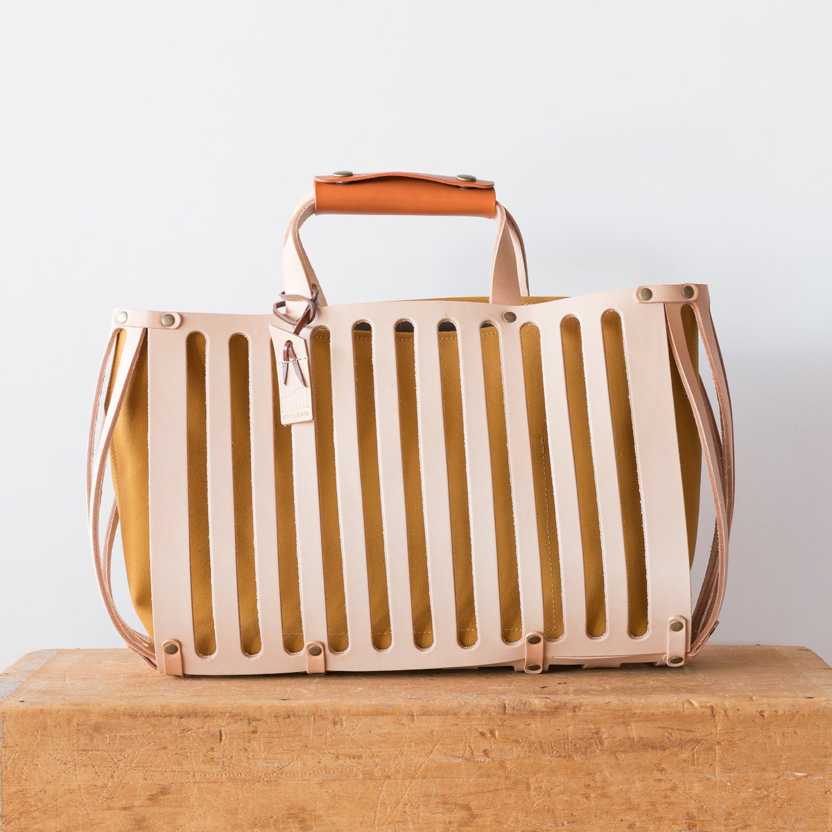 ／
InstagramでBASEオーナーズ情報を更新👜
＼

瀬戸内の島から、手仕事の革の鞄を中心に暮らしの道具を提案する「SIMA SIMA  島縞」さん🏝
島での出会いからインスピレーションを受けて生まれたバックに注目🌞️

Instagramはこちらから👉bit.ly/2W8AYjD
#BASEec #夢をあっさり現実に