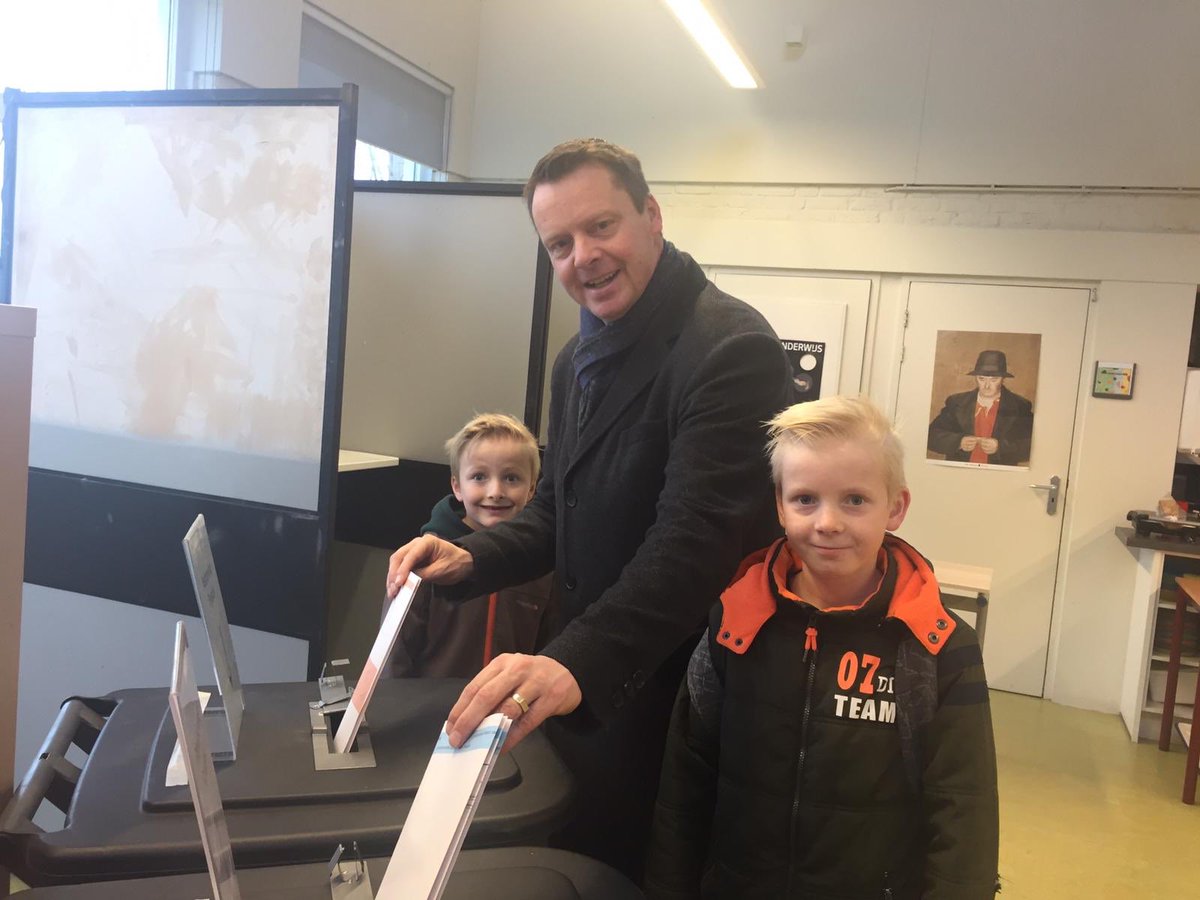 johkramer's tweet photo. Hjoed stimme foar #PS2019 #Fryslân Stim foar in takomst foar ús bern. Mei romte foar greidfûgels yn griene greiden. Romte ek foar de bern dy’t it mei de hannen fertsjinje moatte. En romte foar genôch huzen yn de doarpen! Jou ús de Romte #stimFNP https://t.co/f3QO6k46tA